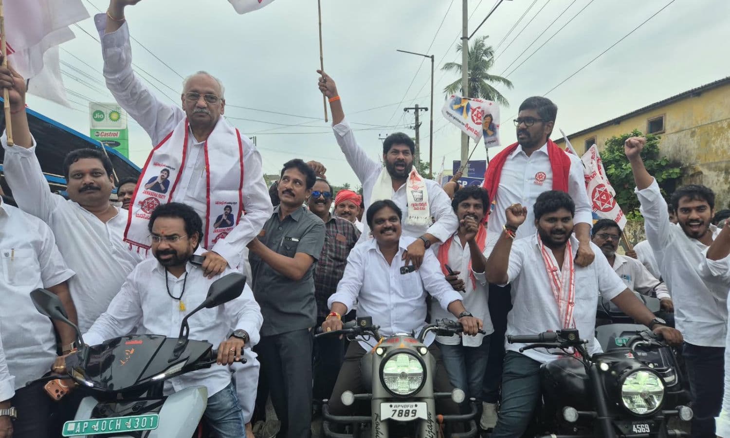 పవన్ కళ్యాణ్ జన్మదిన బైక్ర్యాలీప్రారంభించిన ఎమ్మెల్యే అంజిబాబు