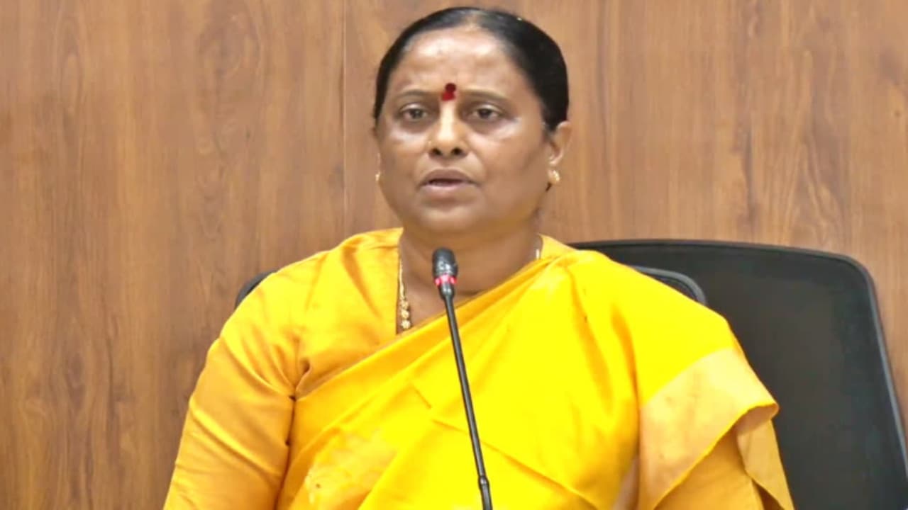 నన్ను టార్గెట్ చేసిన వారికి షోకాజ్ నోటీసులు ఇవ్వాలి... ఢిల్లీలో మంత్రి కొండా సురేఖ సంచలనవ్యాఖ్యలు